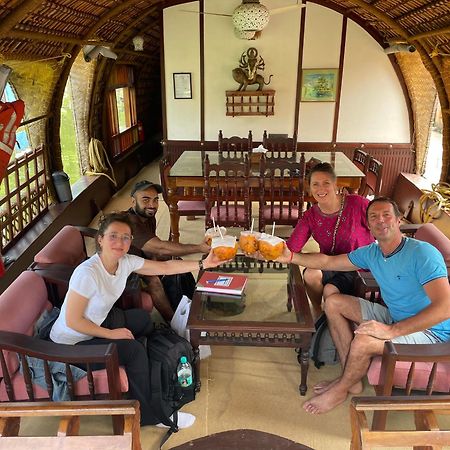 Thara'S Houseboat Hotel Alappuzha Eksteriør billede